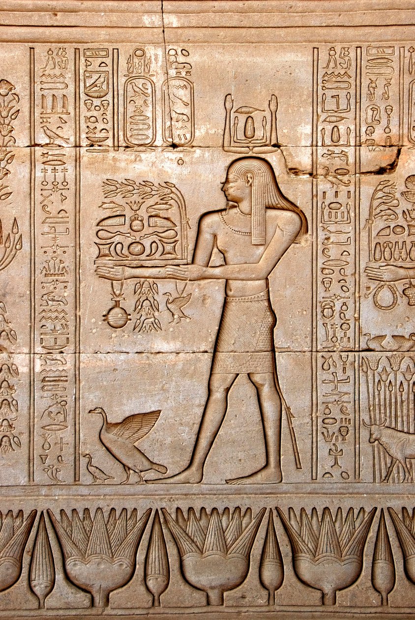 Antiquite egípcia: representação de um homem trazendo oferendas à deusa Hathor, Templo de Hathor, Denderah, Egito - Civilização egípcia: um homem trazendo oferendas à deusa Hathor, esculpidas na parede do Templo de Hathor (ou Templo do Tentyra) em Denderah de Egyptian Ptolemaic Period