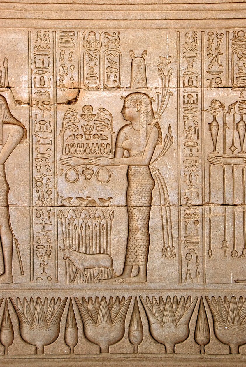 Antiguidade egípcia: representação de uma mulher trazendo oferendas à deusa Hathor, Templo de Hathor, Denderah, Egito - Civilização egípcia: mulher trazendo oferendas à deusa Hathor - Figura esculpida na parede do Templo de Hathor (ou Templo do Tentyra) i de Egyptian Ptolemaic Period