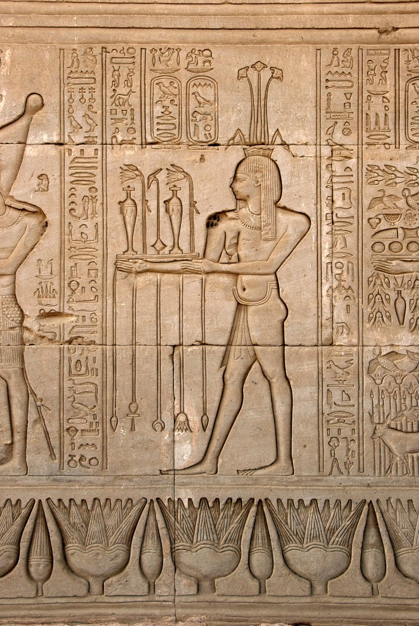 Antiguidade egípcia: representação do deus do Nilo, Hapy e hieróglifos, Templo de Hathor, Denderah, Egito - Civilização egípcia: o deus do Nilo, Hapy e hieróglifos esculpidos na parede do Templo de Hathor (ou Templo do Tentyra) em Denderah, de Egyptian Ptolemaic Period