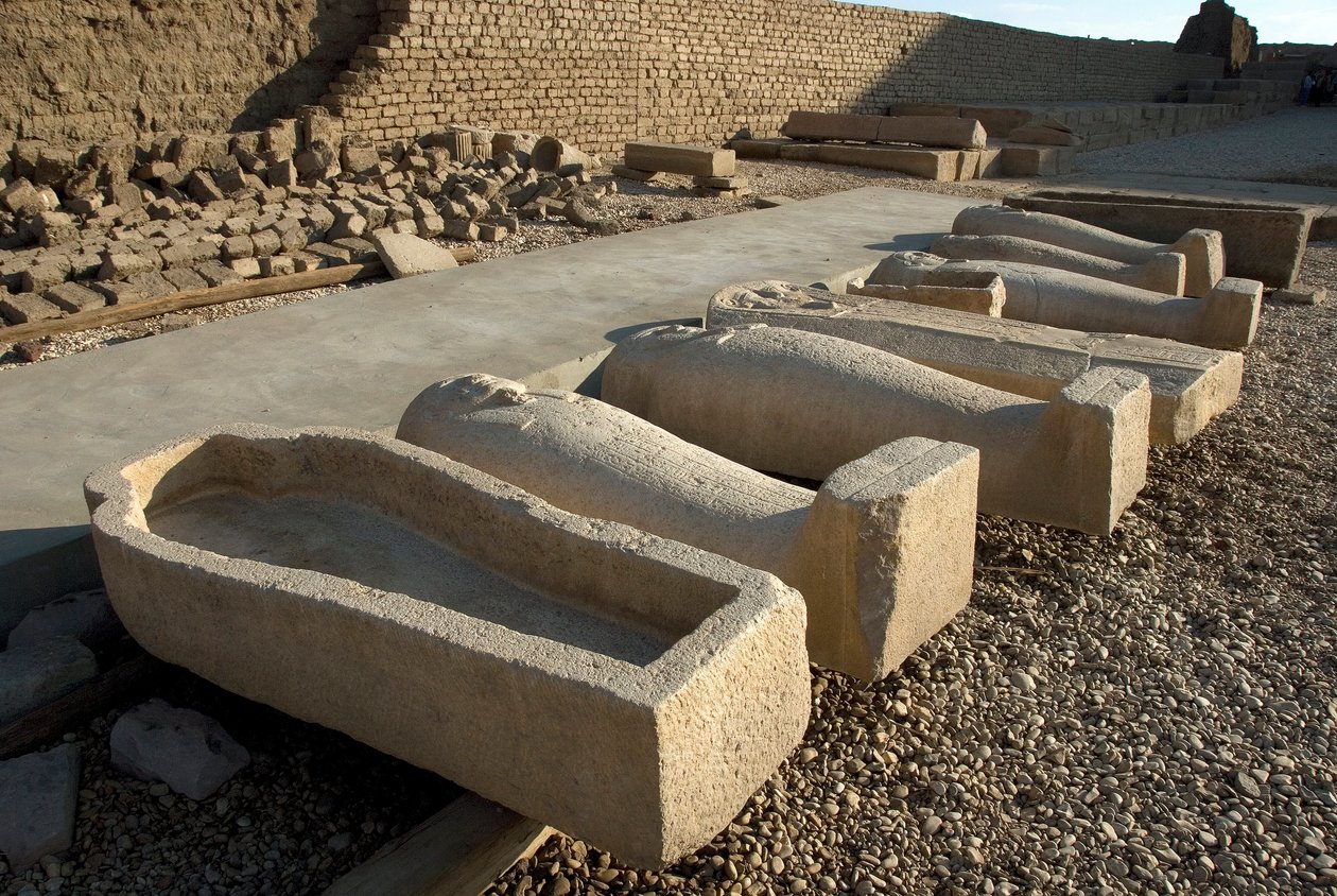 Antiquite egípcio: sarcófago colocado num dos pátios do Templo de Hathor, Dendera (Denderah), Egipto de Egyptian Ptolemaic Period