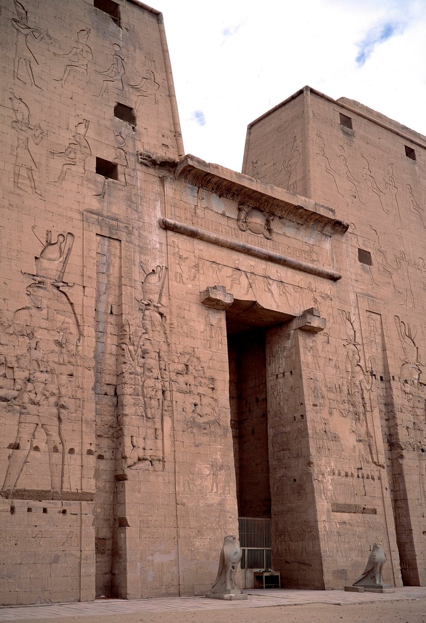 Antiquite egípcio: vista da entrada do templo de Edfu (Edfu) dedicado ao divinita Horus e construído entre 237 e 57 aC. Egito de Egyptian Ptolemaic Period