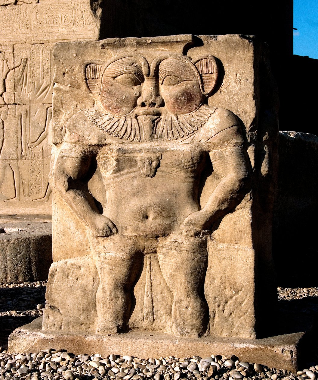 Antiquite egípcia: a divindade Bes. Detalhe de um baixo relevo do templo dedicado à deusa Hathor. Templo de Hathor, Dendera (Denderah), Egito de Egyptian Ptolemaic Period