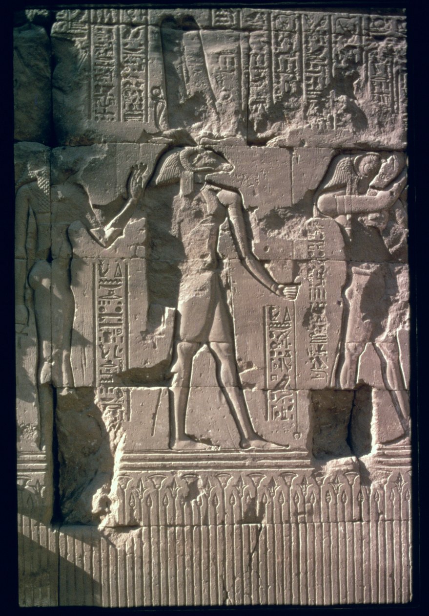 Relevo retratando Khnum, da parede da tela do Templo de Khnum (calcário) de Egyptian Ptolemaic Period