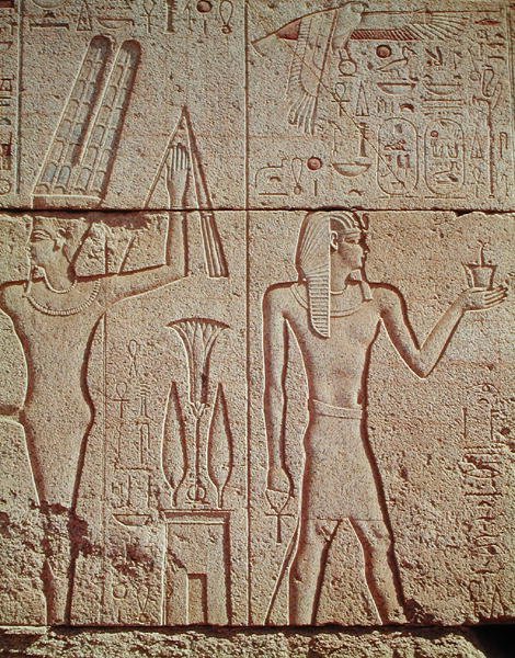 Relevo representando Philip Arridaeus (323-317 aC) segurando um incensário antes de Amon com o deus Min à esquerda, do Santuário de Philip Arridaeus, dinastia macedónia de Egyptian Ptolemaic Period
