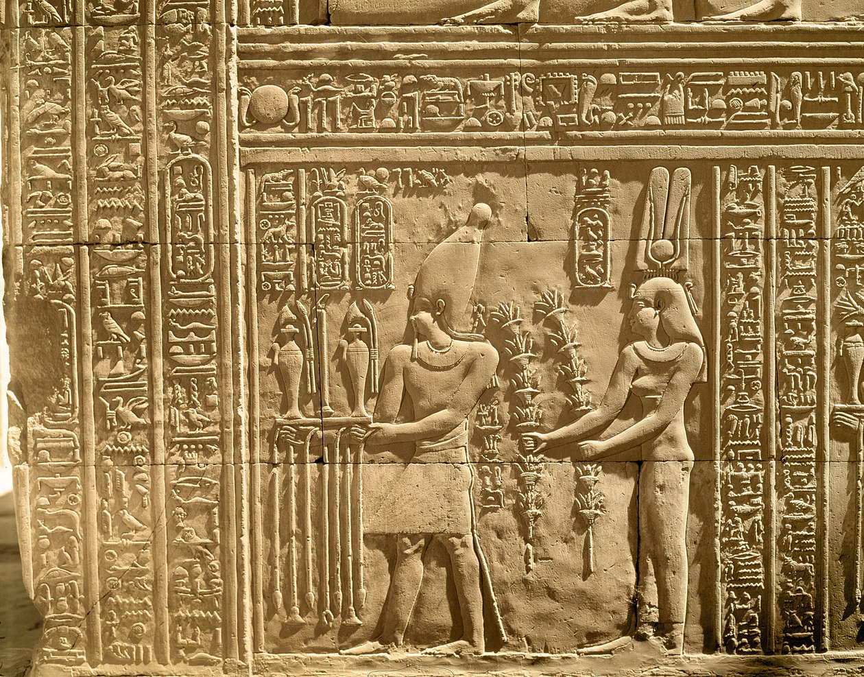 Relevo retratando Ptolomeu VIII Euergetes II (Physkon) e Cleópatra III fazendo oferendas aos deuses de Egyptian Ptolemaic Period