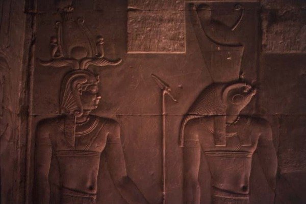 Relevo representando Ptolomeu XII (c.112-51 AC) e Horus (pedra) de Egyptian Ptolemaic Period