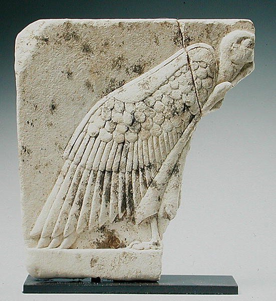 Alívio que representa um abutre (calcário) de Egyptian Ptolemaic Period