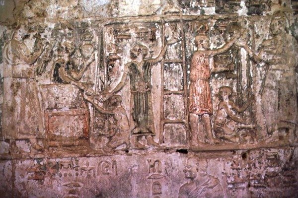Alívio retratando artesãos oferecendo seu trabalho no Túmulo de Petosiris, c.300 a.C. de Egyptian Ptolemaic Period