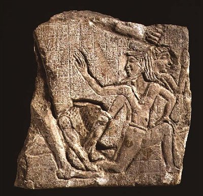 Modelo de escultor retratando um rei com um leão a golpear inimigos, c.400-201 BC (calcário) de Egyptian Ptolemaic Period