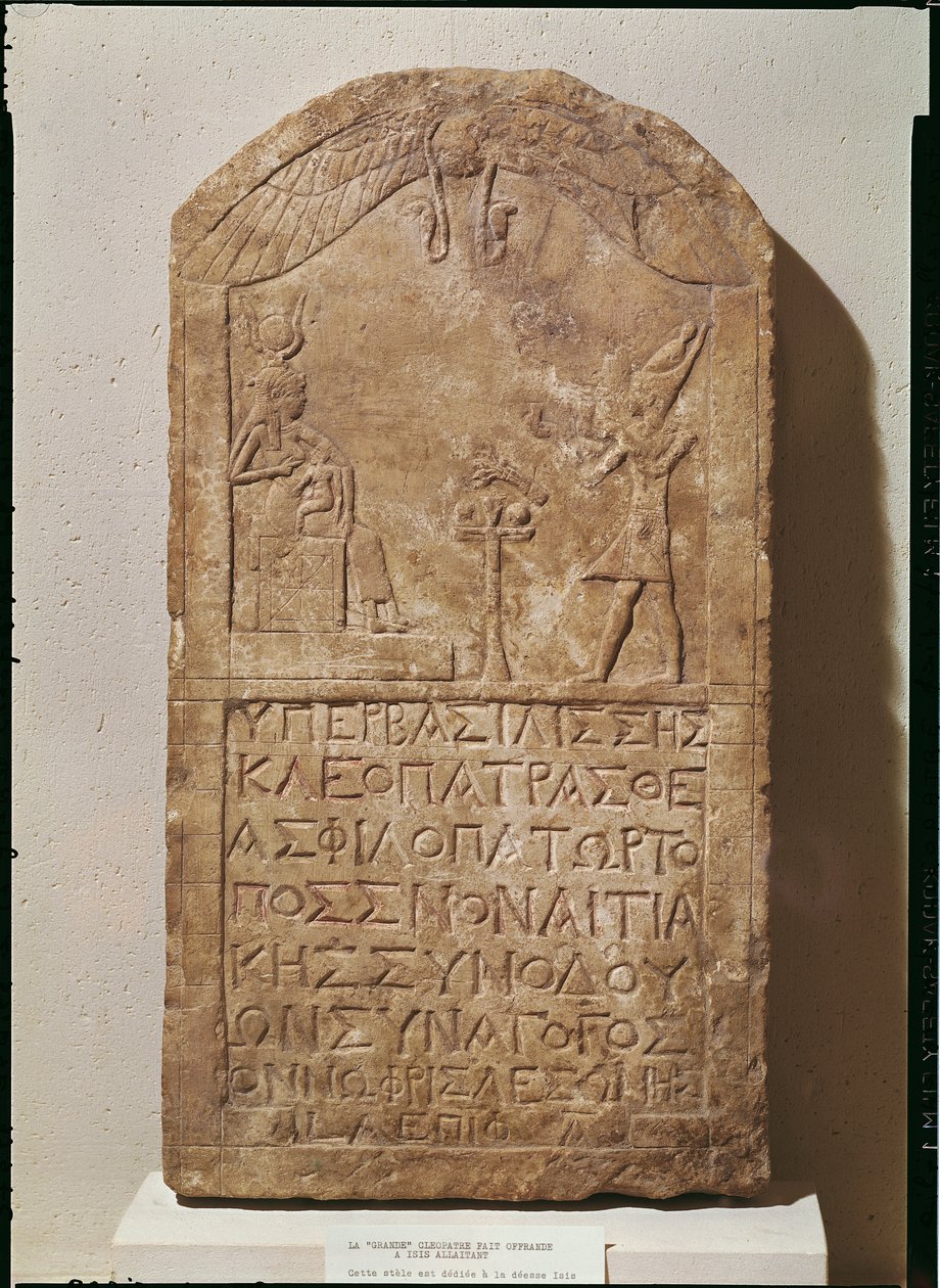 Estela dedicada a Isis representando Cleópatra VII (69-30 aC) fazendo uma oferenda a Ísis amamentando seu filho, Hórus, 51 aC (pedra calcária) de Egyptian Ptolemaic Period