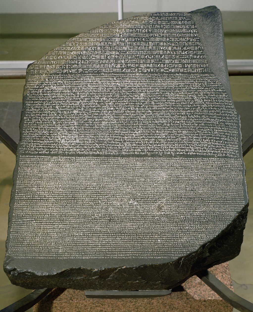 A Pedra de Roseta, do Forte St. Julien, El-Rashid (Roseta) 196 a.C. (pedra) (ver também 2359) de Egyptian Ptolemaic Period