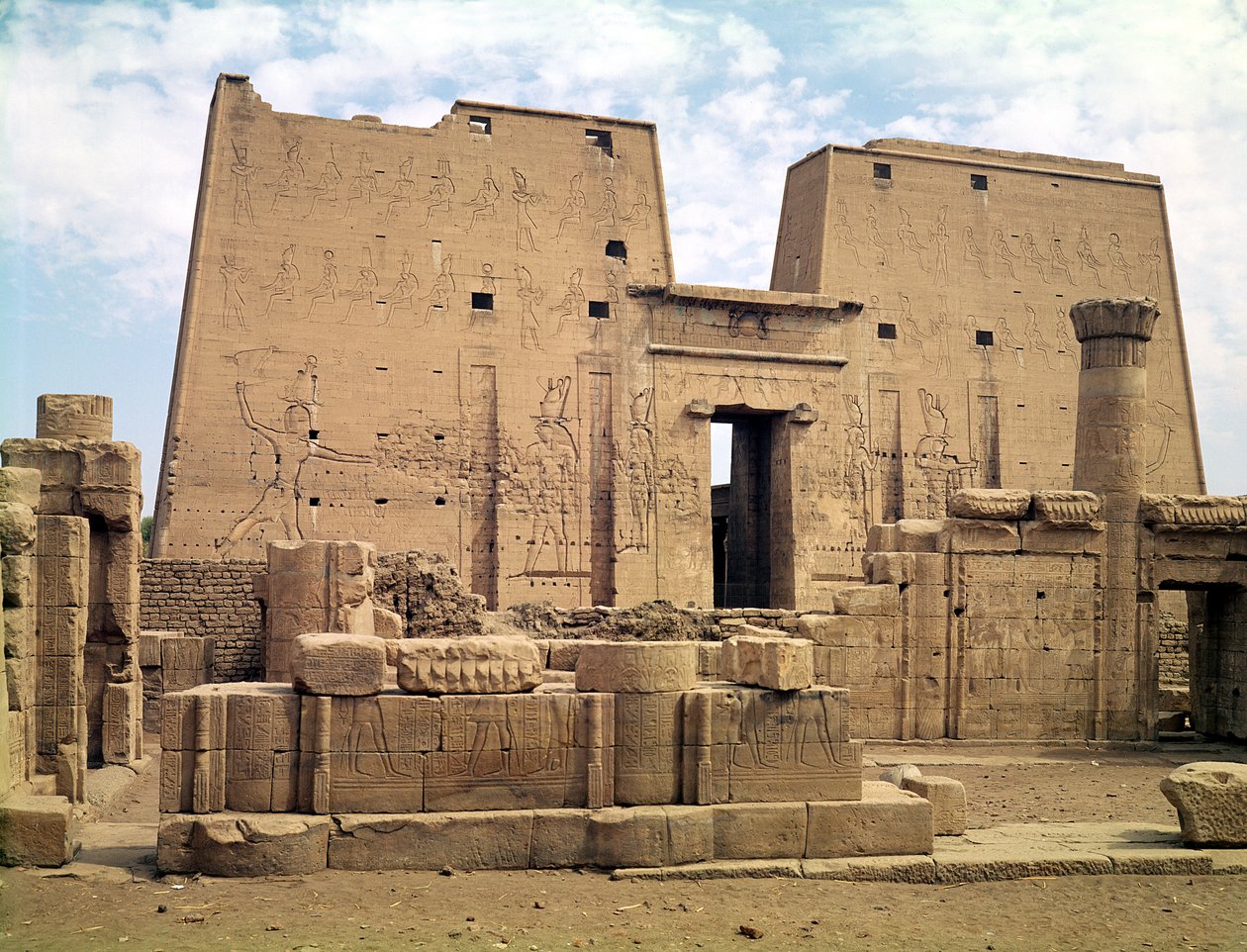 Vista do primeiro pilão do Templo de Horus de Egyptian Ptolemaic Period
