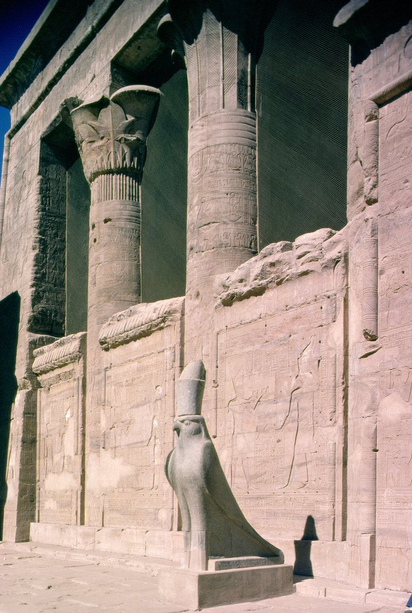 Vista da fachada de arenito do templo de Horus de Egyptian Ptolemaic Period