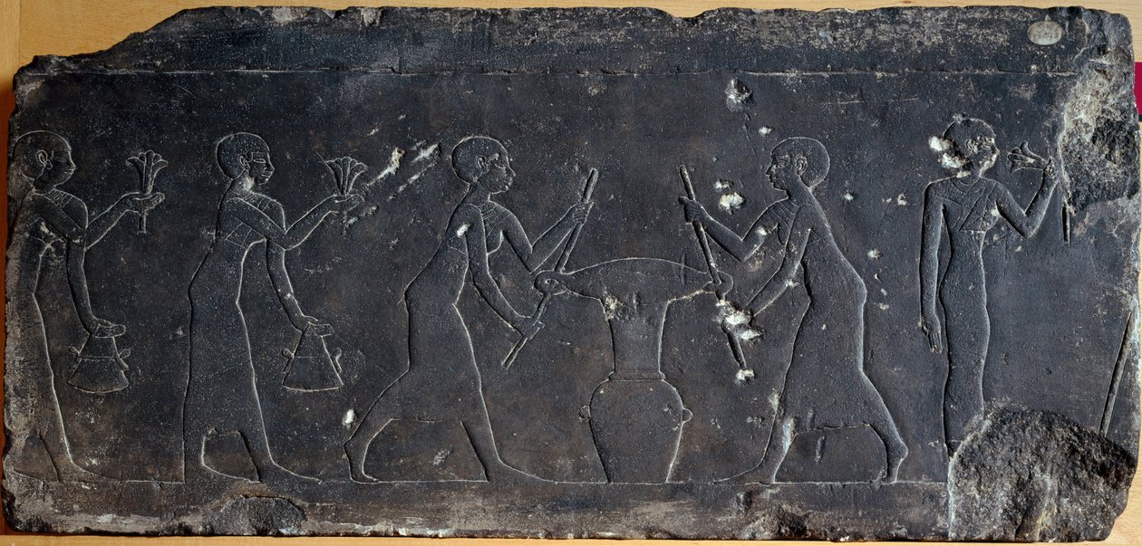 Antiguidade egípcia: placa de calcário decorada em baixo relevo representando a prensagem de flores de lótus, século VIII a VII a.C. (relevo) de Egyptian School