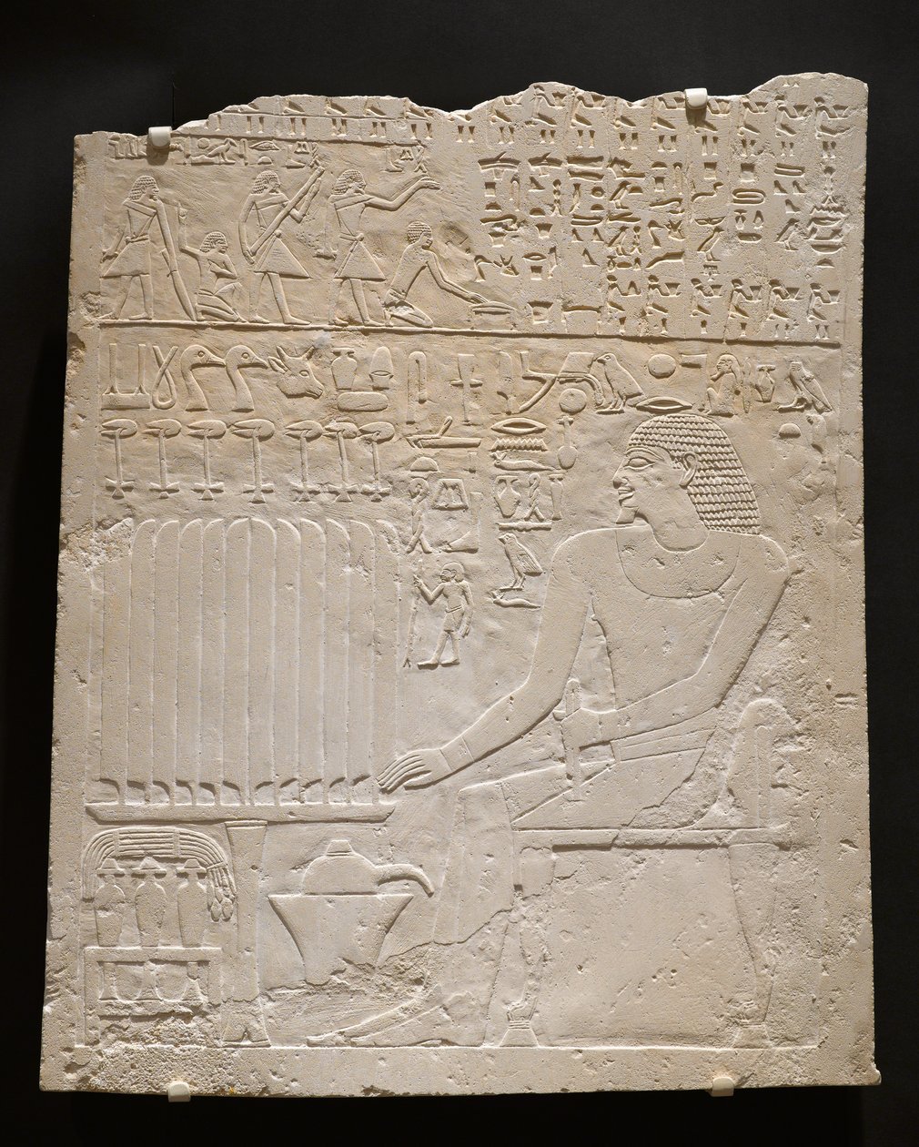 Relevo do túmulo de Khnumti, c.2345-2184 a.C. (pedra calcária branca) de Egyptian School