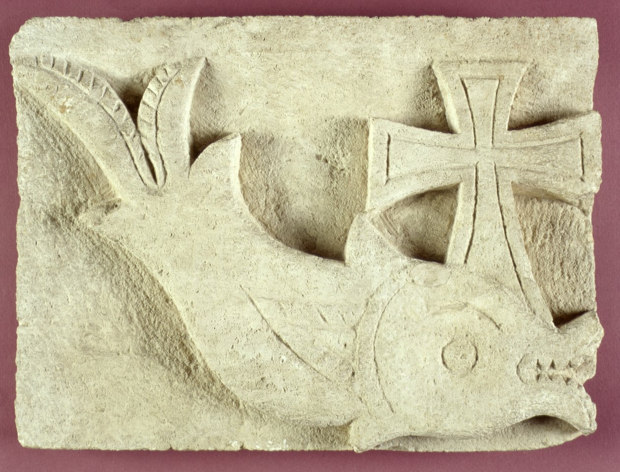 Alívio de um golfinho carregando uma cruz (calcário) de Egyptian School