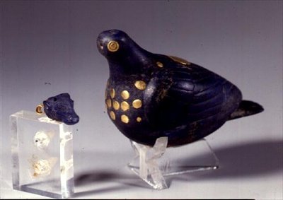 Pomba votiva e pingente na forma de uma cabeça de touros, de Susa, sudoeste do Irã, c.1150 aC (lapis lazuli e ouro) (ver também 214127) de Elamite
