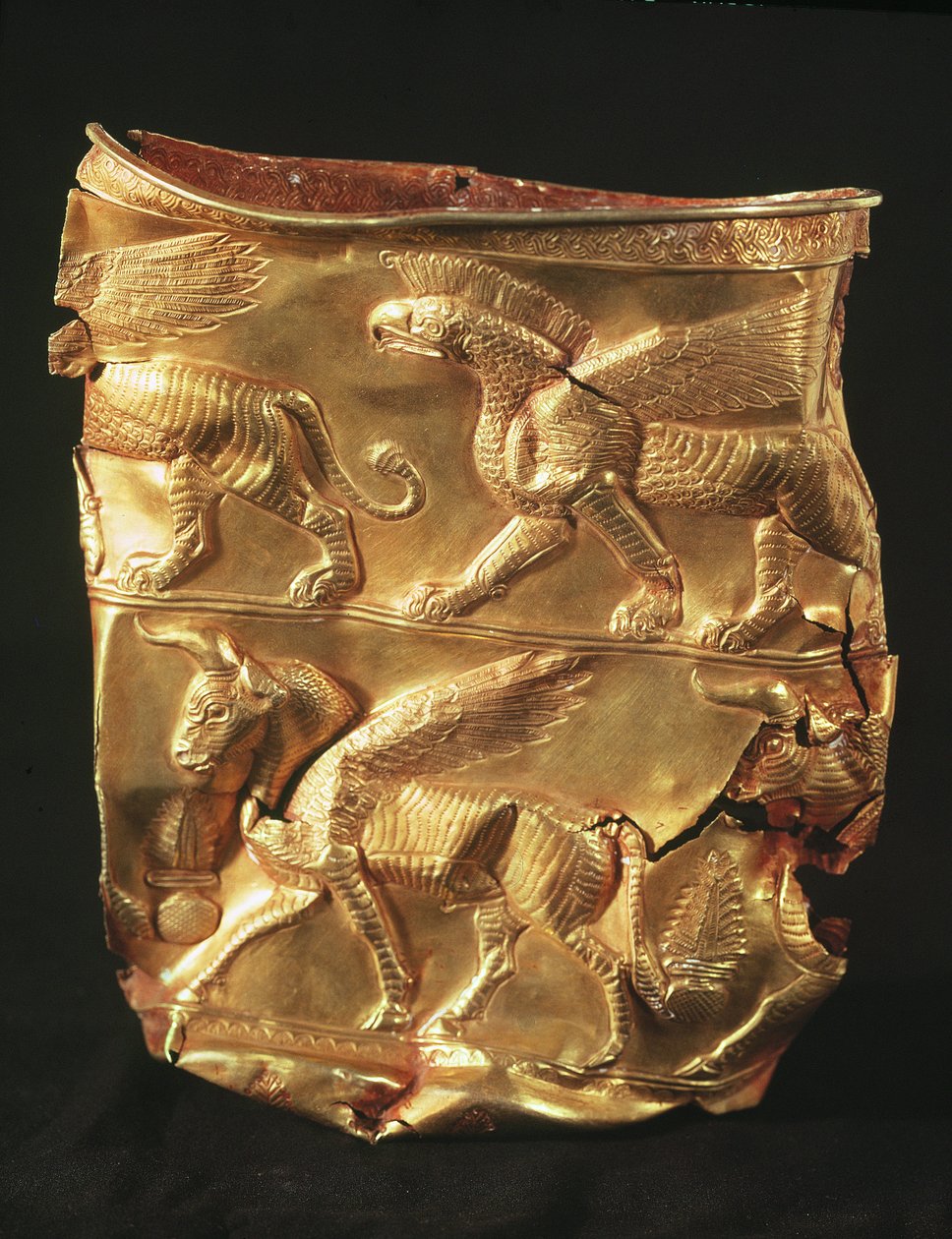 Copo decorado com touro alado e monstros com cabeças de águia, de Marlik, Irã (ouro) de Elamite
