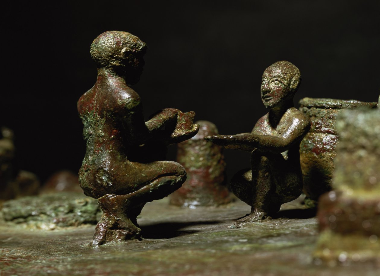 Figuras agachadas de uma estátua em pequeno grupo representando Sit Shimsi, o rito ao sol nascente, Período Elamita, de Susa, sudoeste do Irão, c.1150 a.C. (bronze) de Elamite