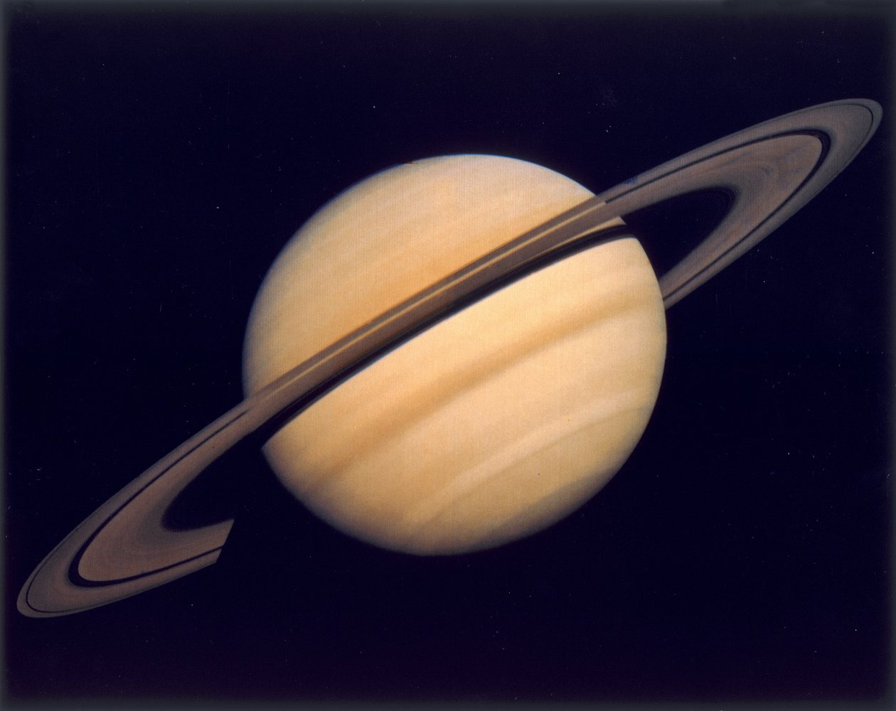 Saturno e seus anéis, fotografados pela Voyager 1 de Nicolas d