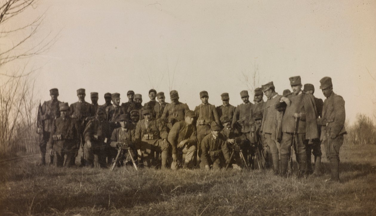Álbum da Primeira Guerra Mundial em Friuli-Venezia Giulia: retrato de grupo dos soldados da Infantaria 112.mo com duas metralhadoras perto da Torre do Rio de Elena Bianconcini
