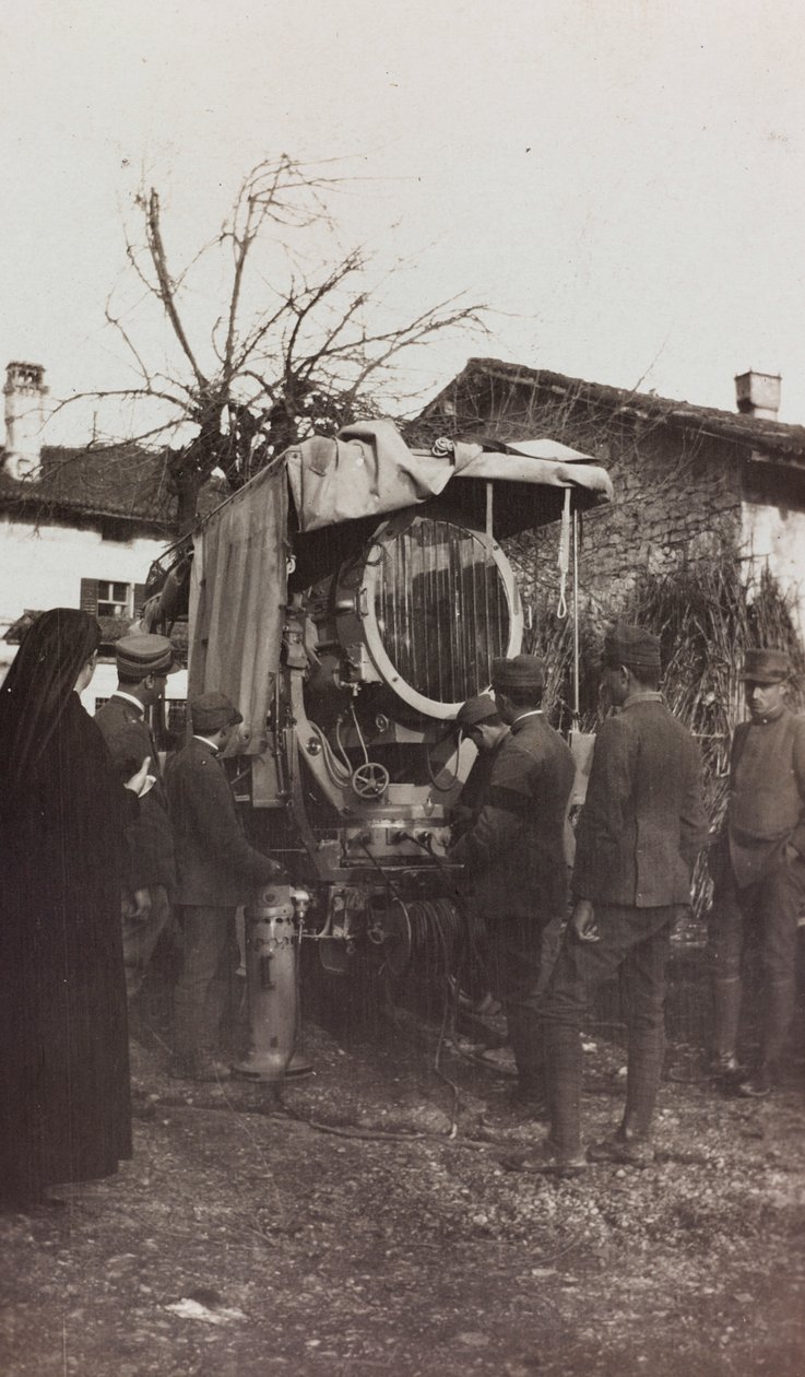 Álbum da Primeira Guerra Mundial em Friuli-Venezia Giulia: carro fotoelétrico, 01-04/1916 (foto a p/b) de Elena Bianconcini