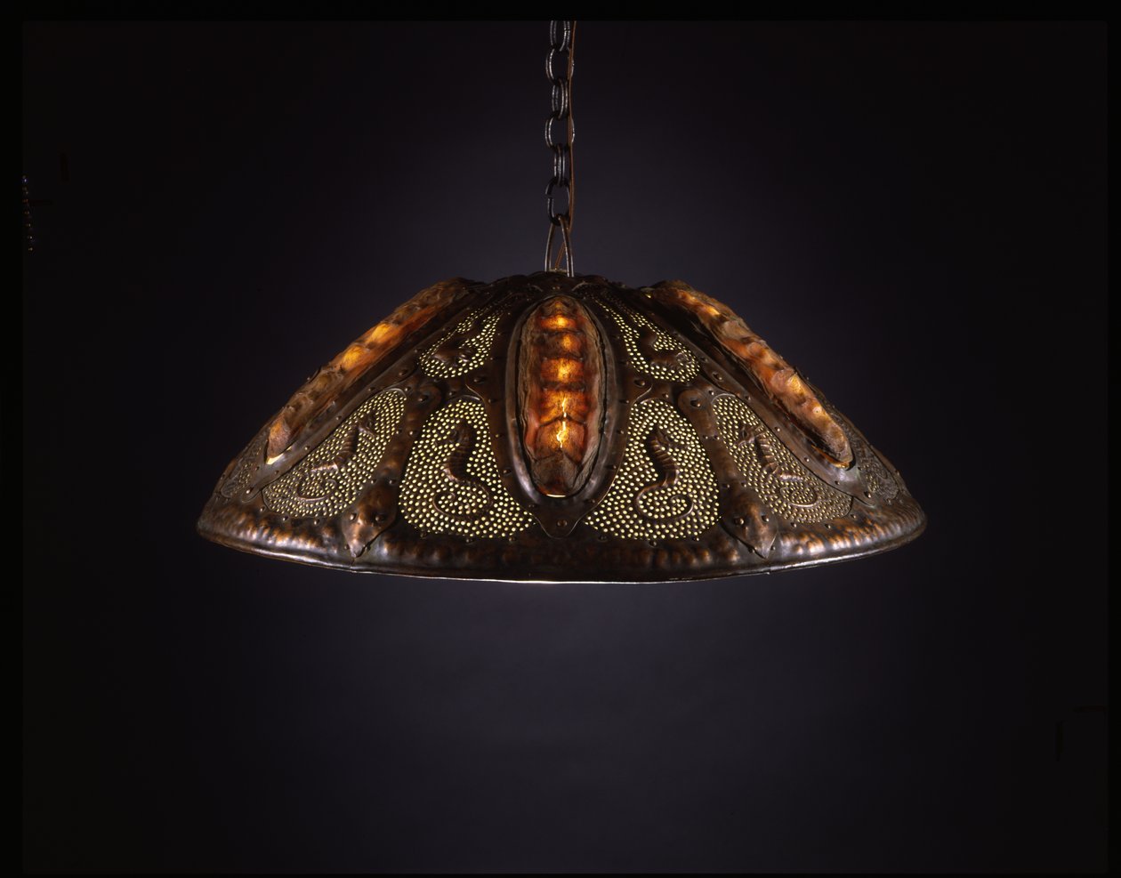 Candelabro, c.1910 (concha de cobre e chiton) de Elizabeth Eaton Burton