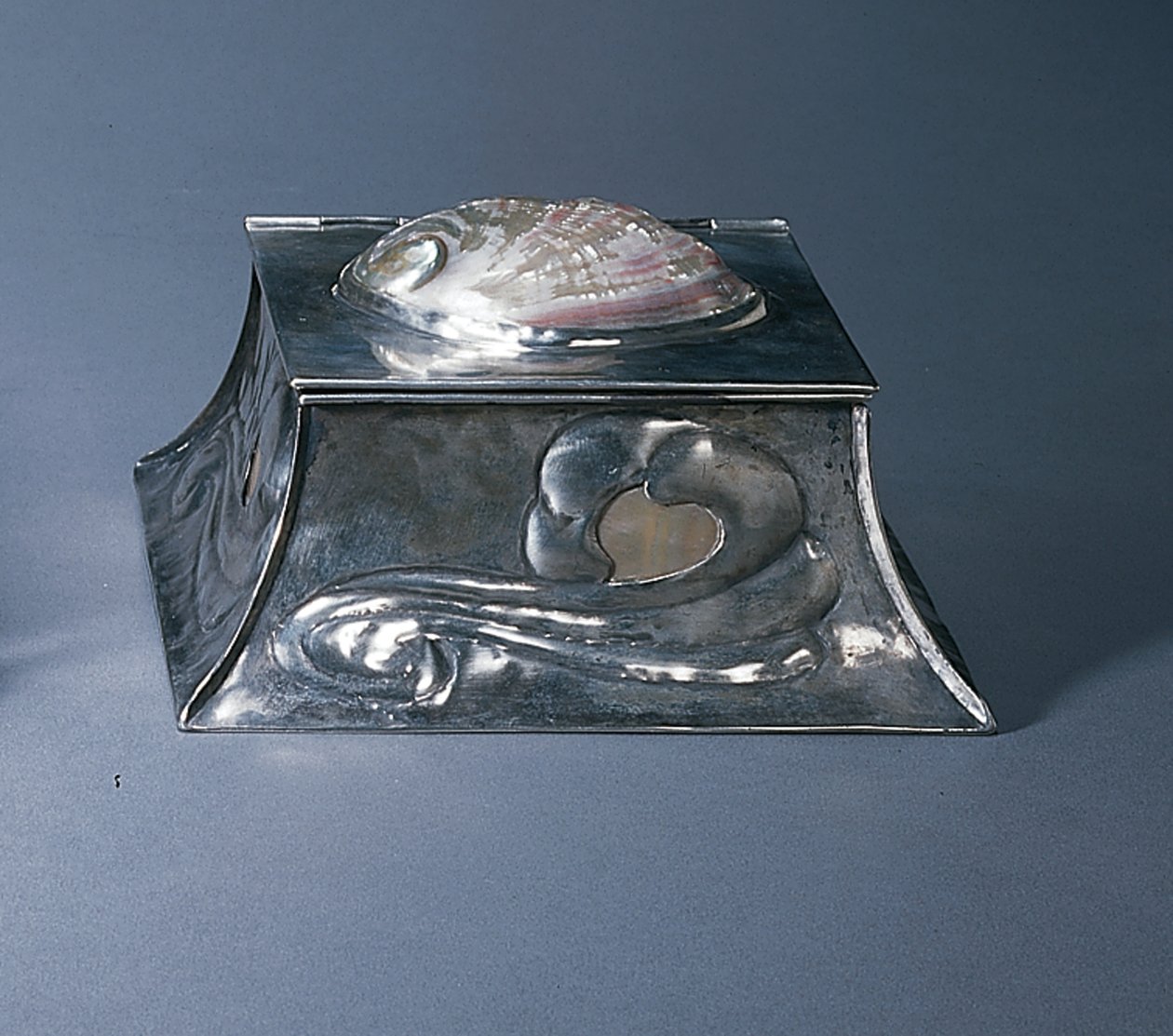 Inkwell (cobre prateado e madrepérola) de Elizabeth Eaton Burton