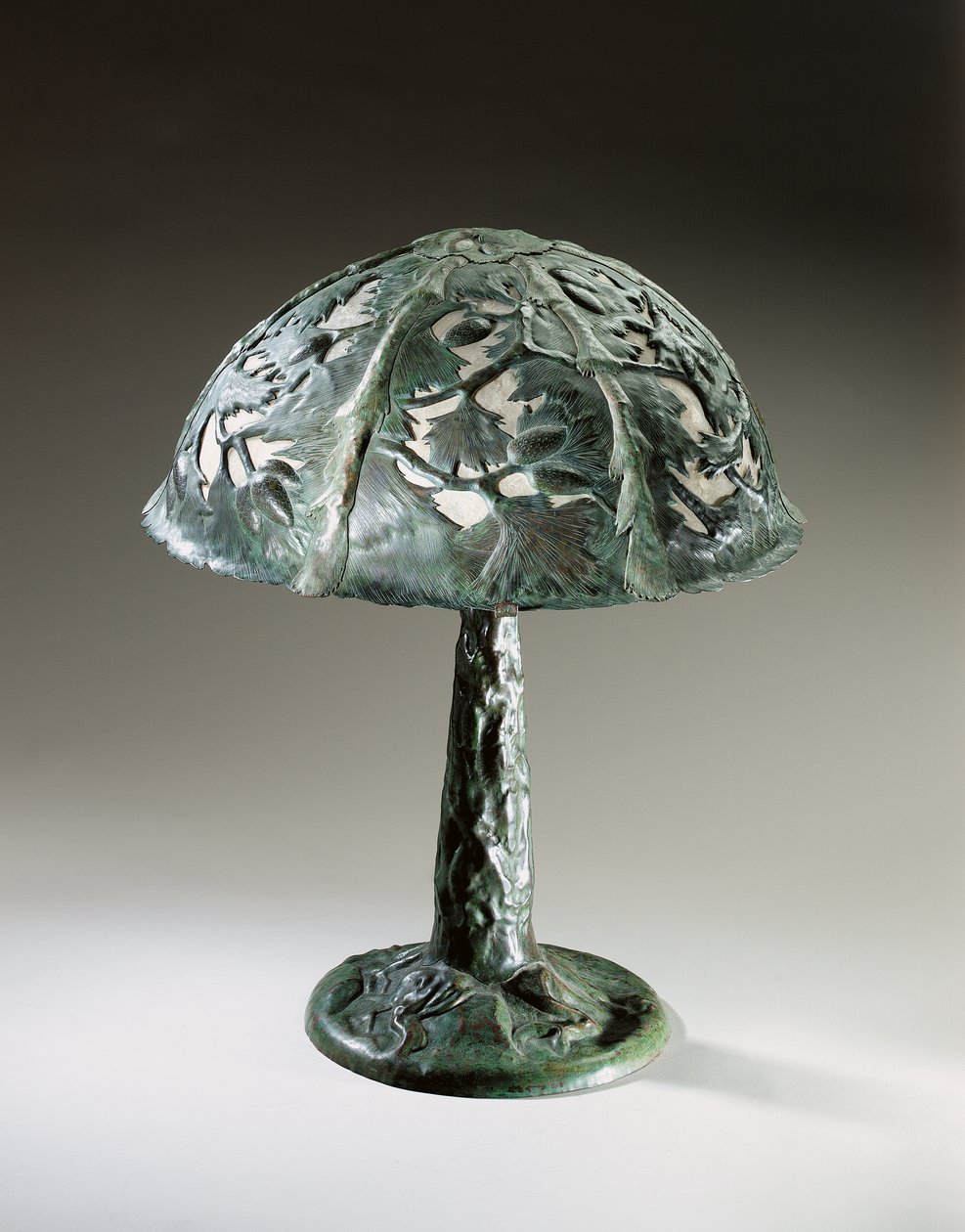 Candeeiro de mesa, c.1910 (latão patinado e concha) de Elizabeth Eaton Burton