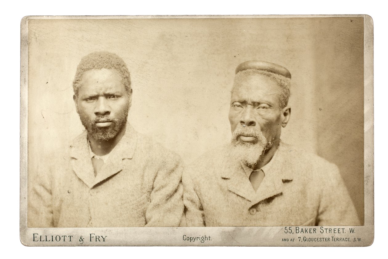 Dois homens zulus, Londres, c.1882 (impressão de albume) de Elliott und Fry Studio