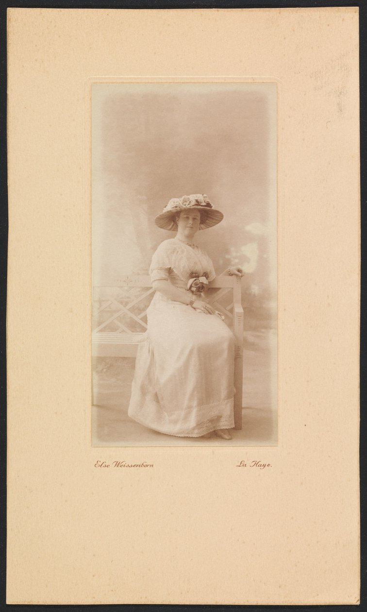 Retrato da Sra. M.C. Lucassen-Van Idsinga com chapéu e vestido sentado em um sofá de Else Weissenborn