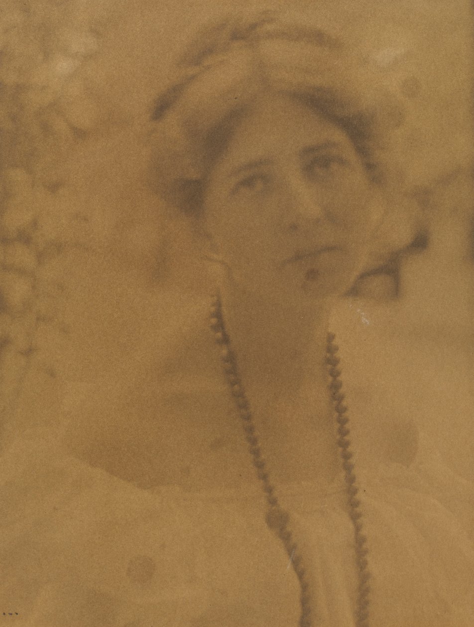Retrato de Julia Hall McCune 1882-1971, c. 1898. de Ema Spencer
