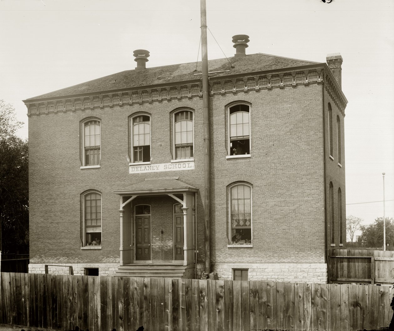 Escola Delaney pré-1911. Virginia Avenue e Bowen Street. (Também chamado de Escola Colorida No. 6). de Emil Boehl