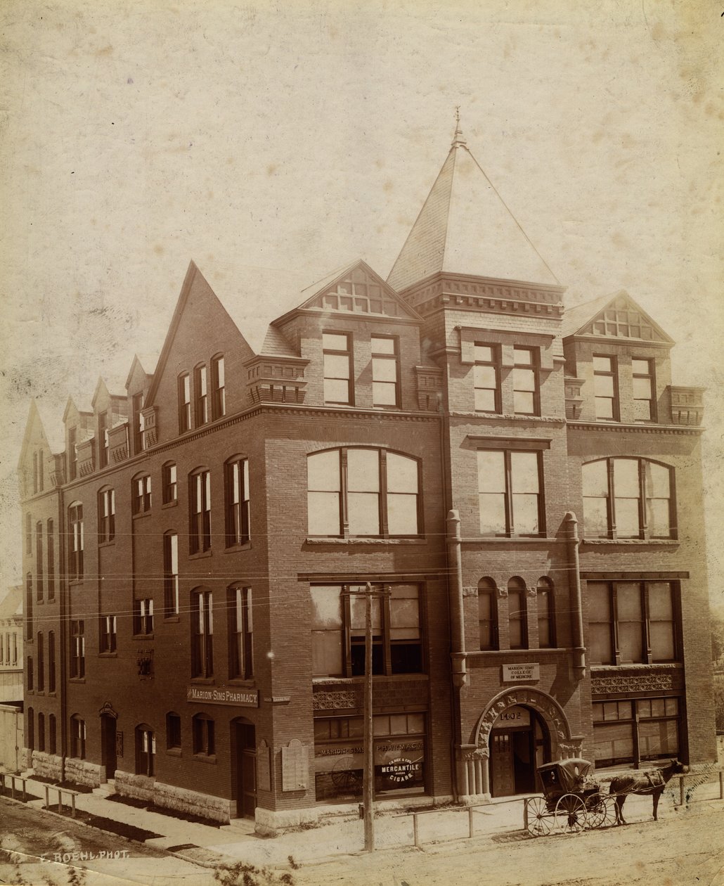 Faculdade de Medicina Marion Sims, South Grand Avenue e Caroline Street de Emil Boehl