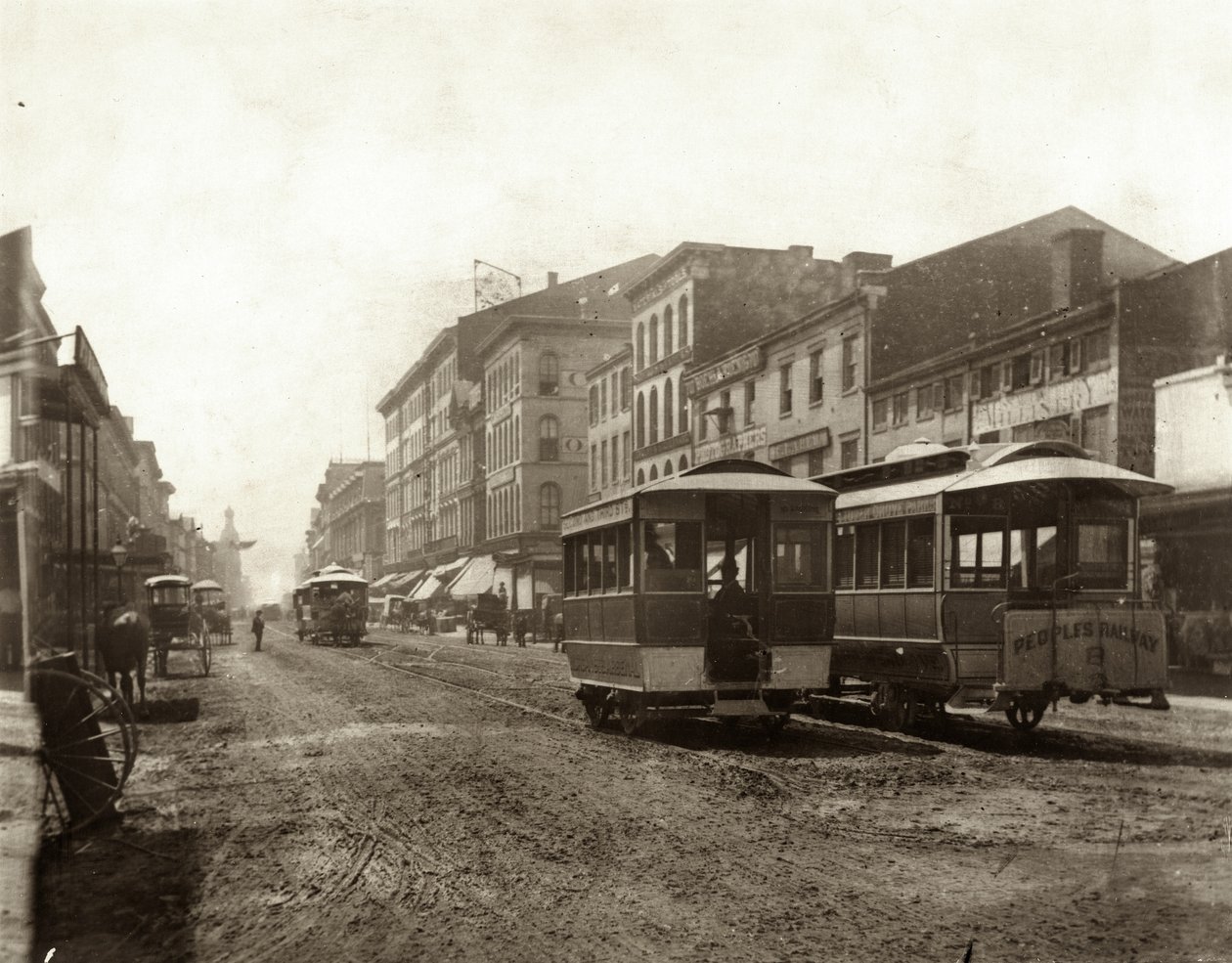 Vista dos bondes que viajam na quarta rua ao sul de Morgan Street. Morgan Street também era conhecida como Delmar Boulevard e, posteriormente, como Convention Plaza. de Emil Boehl