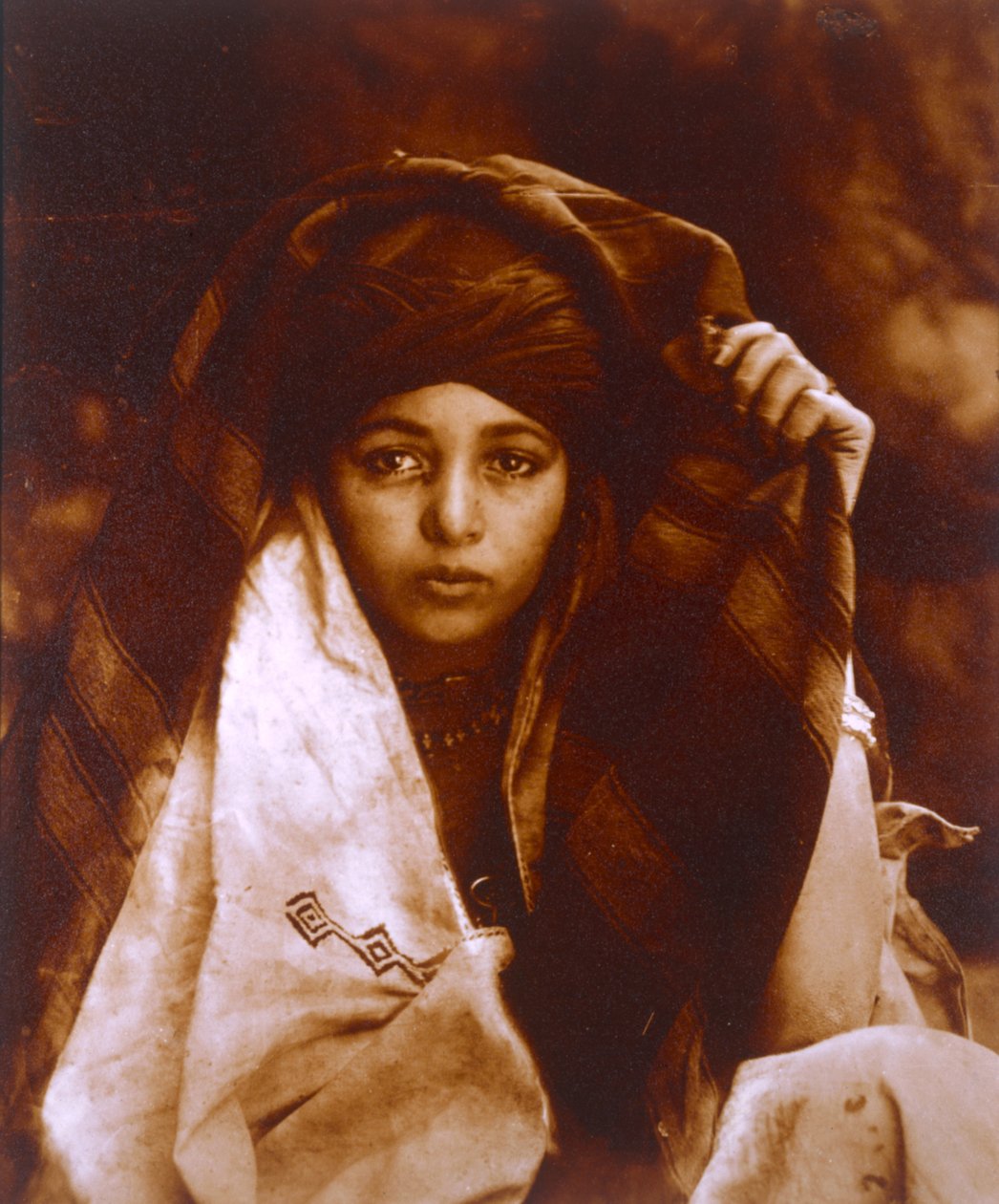 Kabylie tribeswoman, c.1890 (albumen print) de Emile Frechon