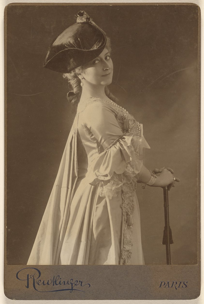 [Mulher não identificada, de chapéu escuro, de pé, com as mãos apoiadas numa bengala]. de Emile Auguste Reutlinger