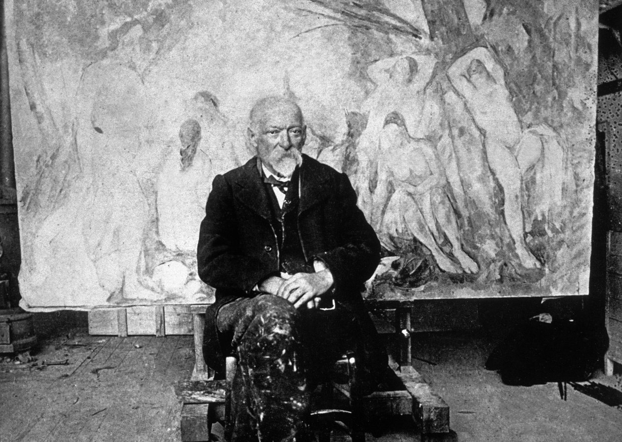 Paul Cezanne (1839-1906) Pintor francês em 1904 em frente a uma de suas telas mostrando nadadores (foto p - b) de Emile Bernard