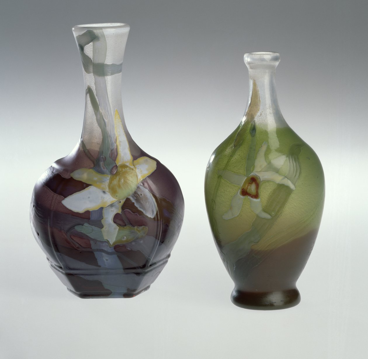 Marchetaria em vidro e vaso gravado C. 1900 de Emile Galle