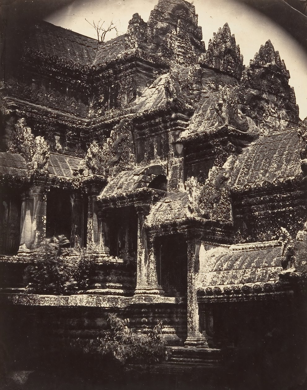 Esquina de um pátio interno do Grande Pagode, 1866. de Emile Gsell