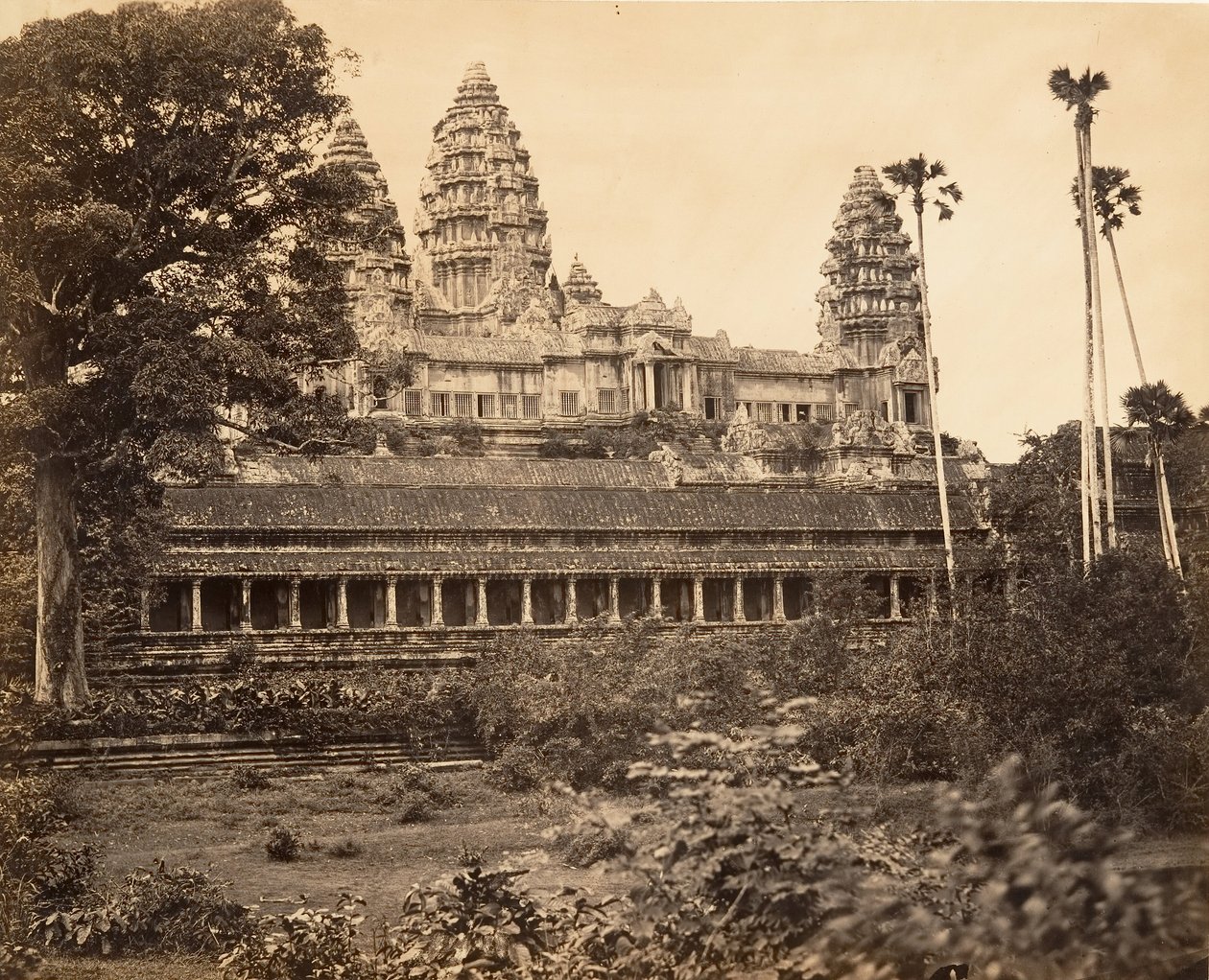 Fachada norte do Grande Pagode, 1866. de Emile Gsell