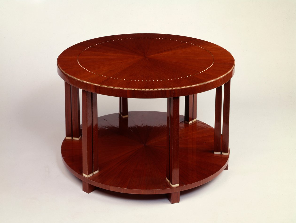Uma mesa baixa redonda de dois níveis com folheado de jacarandá, incrustada com marfim (jacarandá, marfim) de Émile Jacques Ruhlmann