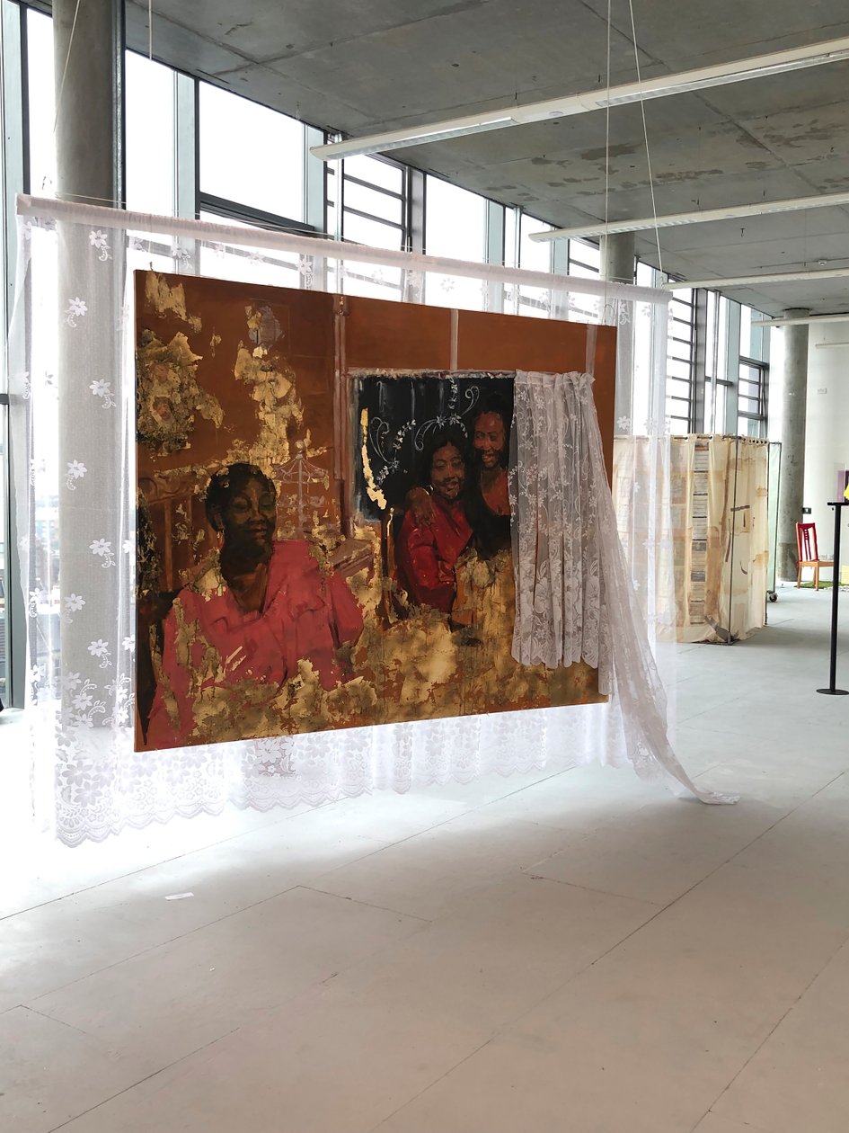 Matrilineality, 2019, Óleo, acrílico, tecido, estampado e imitação de folha de ouro sobre tela de Emma Prempeh