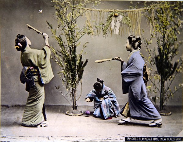 Meninas japonesas jogando Hanetsuki, c.1900 (foto colorida) de Emma Roberts