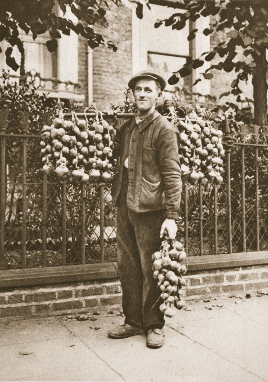 Um vendedor de cebola bretã com suas mercadorias, de Wonderful London, publicado em 1926-27 (fotogravura) de English Photographer