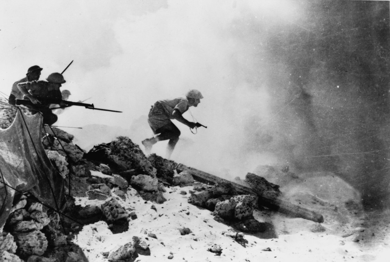 Um oficial britânico armado com um revólver levando seus homens para a frente com baionetas fixas, uma das sete fotografias oficiais relacionadas à 2ª Batalha de El Alamein, 1942 de English Photographer
