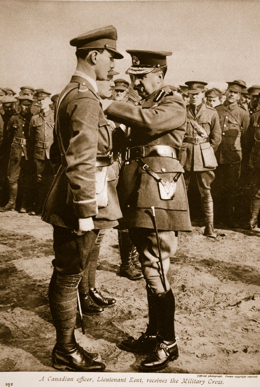 Um oficial canadense, tenente Kent, recebe a Cruz Militar, 1914-19 de English Photographer