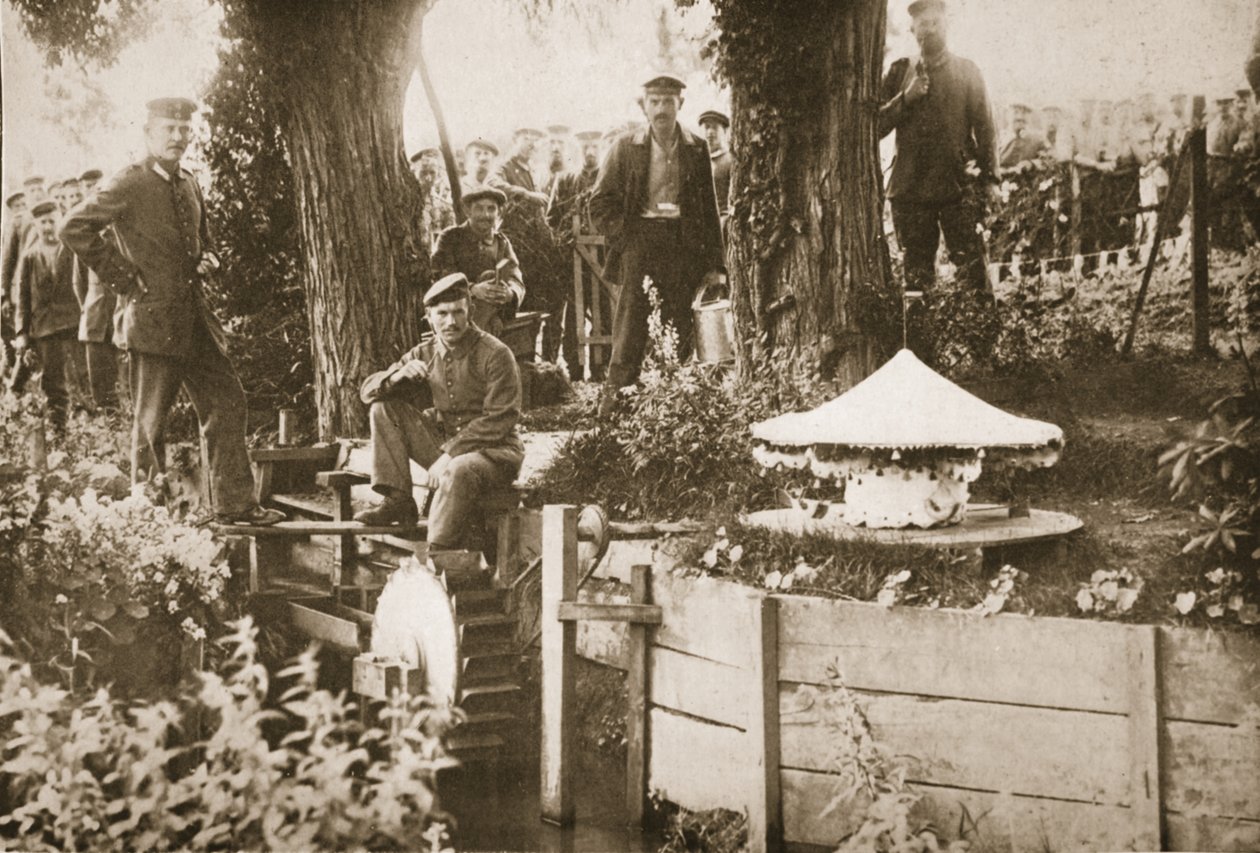 Um modelo de moinho de água, Eastcote, ilustração de prisioneiros alemães na Grã-Bretanha (fotogravura) de English Photographer