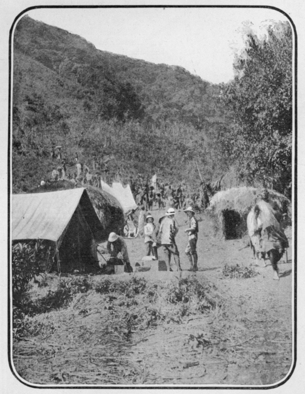 Uma expedição montanhosa deixando o acampamento base permanente, de um artigo intitulado Para as montanhas da lua publicado em The Graphic October 27th 1906 de English Photographer