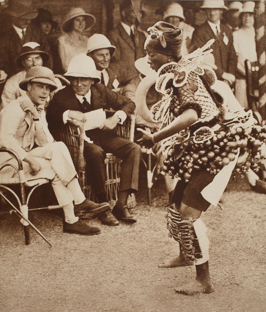 Uma dança nativa para o rei Edward VIII no caminho para a África do Sul, Freetown, Serra Leoa de English Photographer